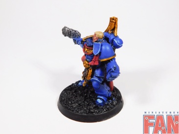 Warhammer 40k Ultramarines Primaris Captain with Power Fist (Pro-Painted)