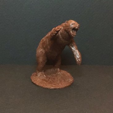 Медведь атакующий