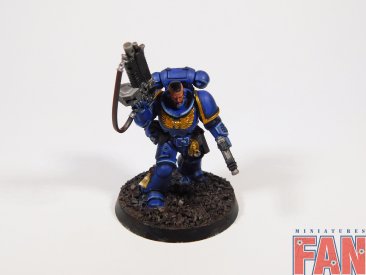 Warhammer 40k Primaris Space Marines Lieutenant with auto bolt rifle (Pro-Painted)