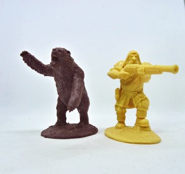 Гном-охотник и атакующий медведь