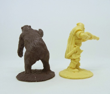 Гном-охотник и атакующий медведь