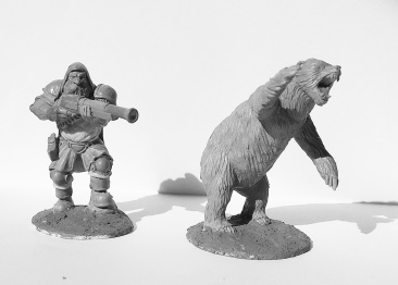 Гном-охотник и атакующий медведь